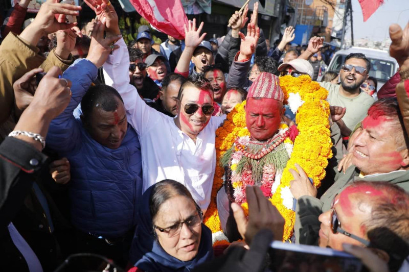 महेश बस्नेतलाई हराएपछि दुर्लभ थापाकाे विजय जुलुस (तस्वीरहरू)